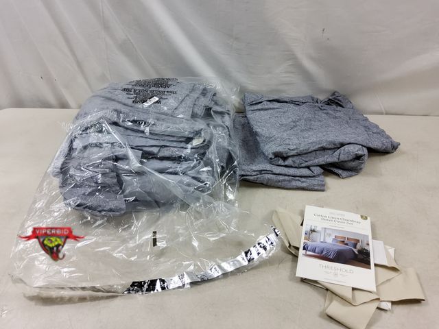 Lot 7-131664 - Threshold cotton linen chambray duvet cover set. Includes duvet cover and (2) Shams.  Full/Queen.