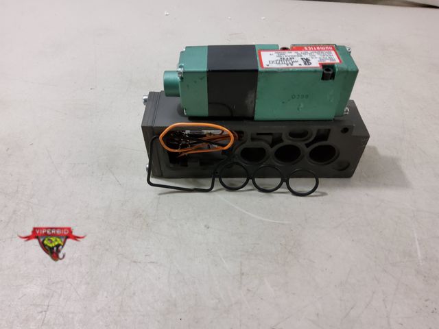 Lot 7-131051 - Numatics valve. Model 082SA415K.