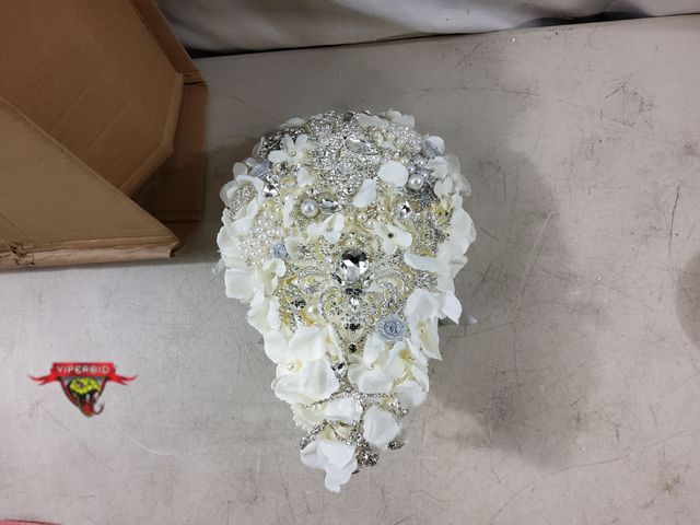 Lot 7-133090 - Artificial wedding bouquet.