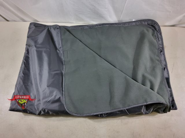 Lot 7-133723 - Dukuseek hooded waterproof blanket. 56" X 79".