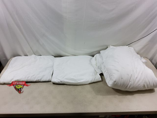 Lot 7-131276 - Wdcozy Quilt and (2) Pillow Shams. (104" x 90")