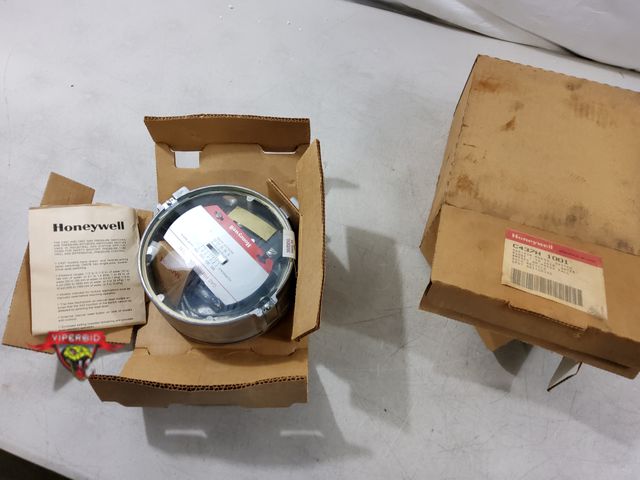 Lot 7-131257 - Honeywell gas/air pressure switch. Model C437H 1001.