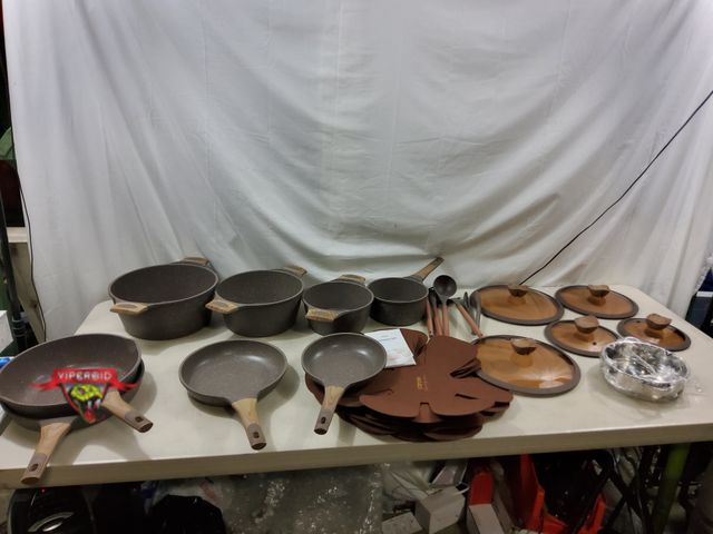 Lot 7-130809 - 14-Piece Carote cookware set plus (5) utensils and (7) pan storage protectors.