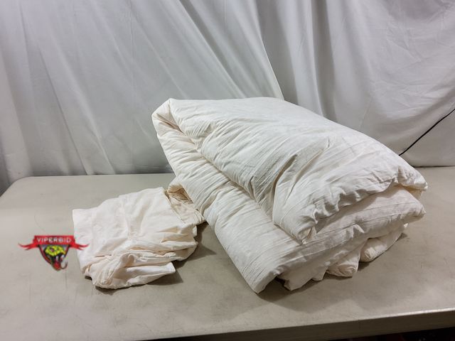 Lot 7-132466 - Full / Queen 3-Piece comforter set. Includes comforter and (2) shams.