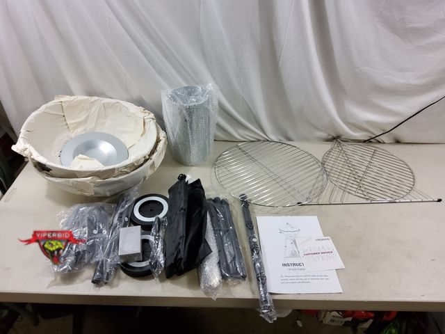 Lot 7-132686 - Looks new! 18" Charcoal Grill.