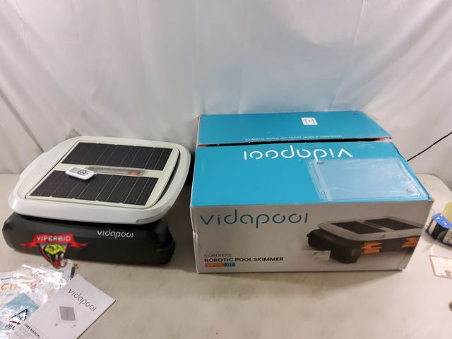 Lot 7-133874 - Vidapool solar cordless robotic pool skimmer. Unable to test. Model VPSC01.