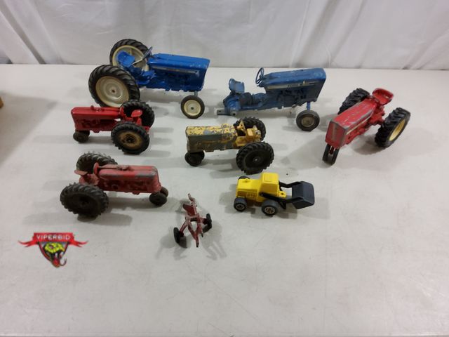 Lot 7-123808 - Mostly Vintage! Lot of assorted die-cast / plastic tractors.