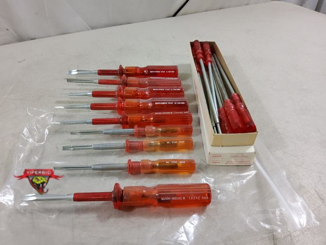 Lot 7-133206 - Lot of (17) Miscellaneous Size adjustable width Flathead Screwdrivers.