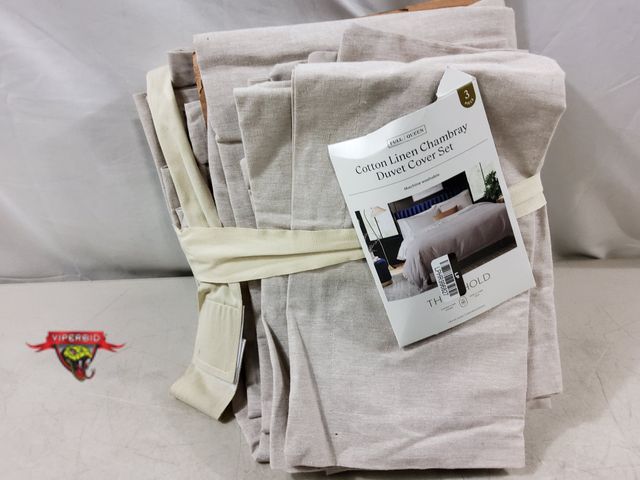 Lot 7-132537 - Full / Queen cotton linen chambray duvet cover set. Includes duvet and 2 shams.