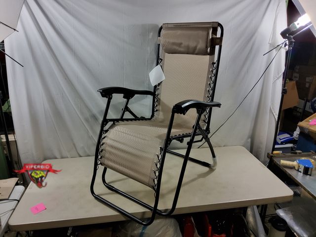 Lot 7-132436 - Zero gravity chair.