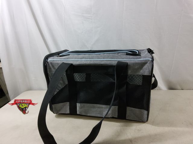 Lot 7-133762 - Vceoa pet carrier. 19" X 12" X X 12"H.