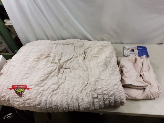 Lot 7-131773 - Hymokege 7-piece seersucker bedding set. Queen size. Includes comforter, fitted &amp; flat sheet, 2 ...