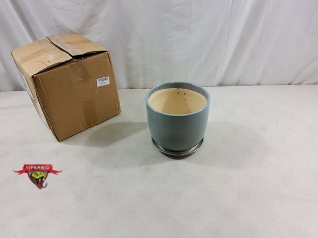 Lot 7-123338 - 8" Ceramic planter. 7-1/2"H.