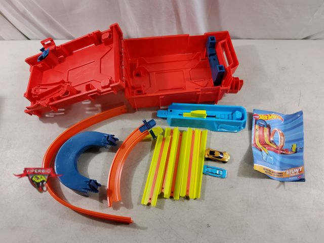 Lot 7-133498 - Hot Wheels Stunt tracks.