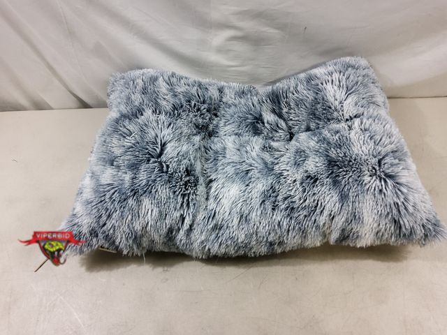 Lot 7-130520 - Faux fur pet bed. 28" X 16".