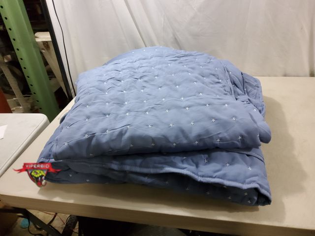Lot 7-134768 - 104" X 09" WdCozy lightweight comforter with (2) Shams.