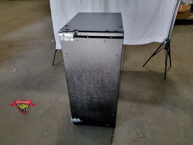 Lot 7-131924 - U-Line URCC115-IS81A is a premium 15-inch built-in undercounter craft clear ice machine that feature...