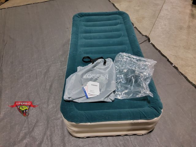 Lot 7-130141 - Vosser twin size air mattress with built-in pump. 14" H.