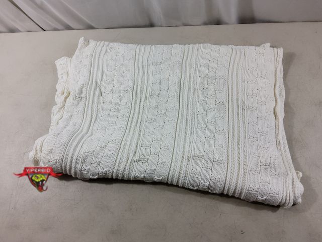 Lot 7-135596 - 50" X 60" Knit throw.