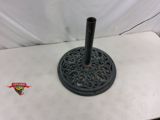 Lot 7-131784 - Heavy duty umbrella stand.