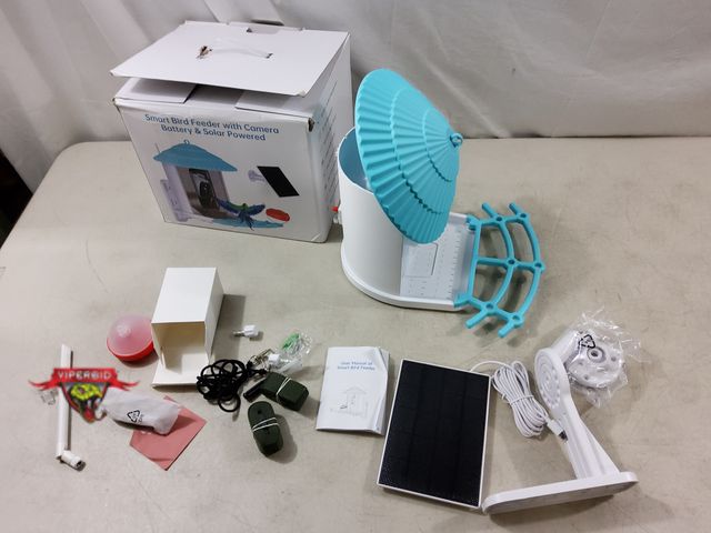 Lot 7-133156 - Smart bird feeder with camera. Battery and solar powered. Model CG68.