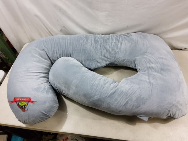 Lot 7-130862 - MomCozy body pillow.