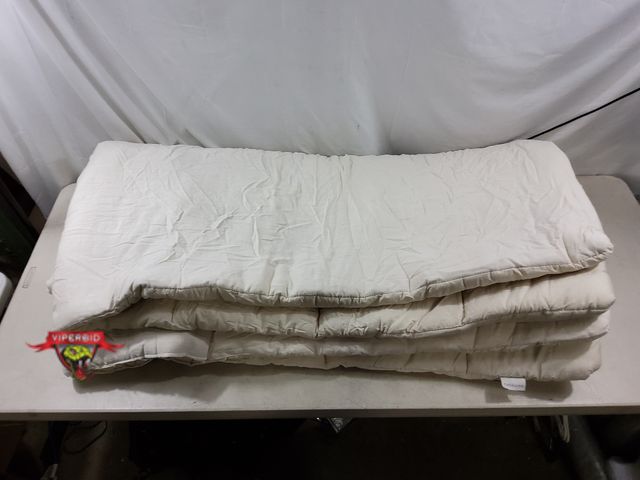 Lot 7-134491 - Cassaluna King / Cal. King Comforter.