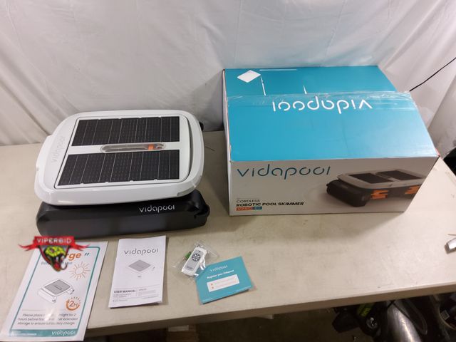 Lot 7-133981 - Vidapool solar cordless robotic pool skimmer with remote. VPSC01.  Tested to power on - propellers m...