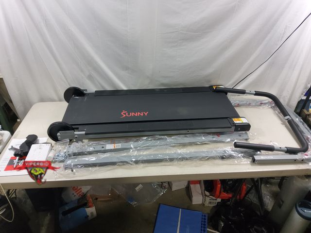 Lot 7-131890 - Sunny Health &amp; fiitness manual walking treadmill. Model SF-T1407M. NOTE: Missing 1 washer.