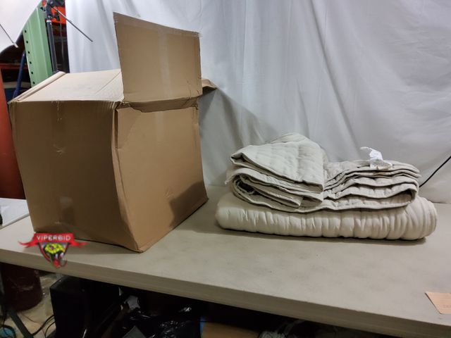 Lot 7-134921 - WDCozy 104" X 90" Lightweight comforter and (2) Shams.