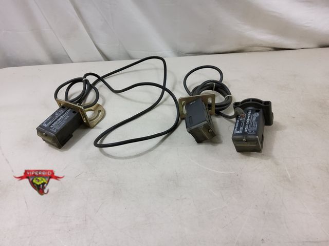 Lot 7-130134 - (3) Allen Bradly photoswitches. 42GRU-9202 / 42GRU-9202-QD.