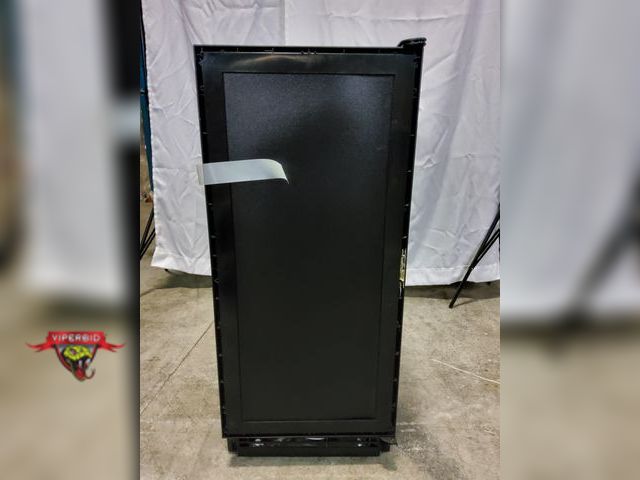 Lot 7-133441 - U-Line UHCL115-IS01A is a 15" Clear Cube Ice Maker with an Integrated Solid Panel Ready Door. 55 lbs...