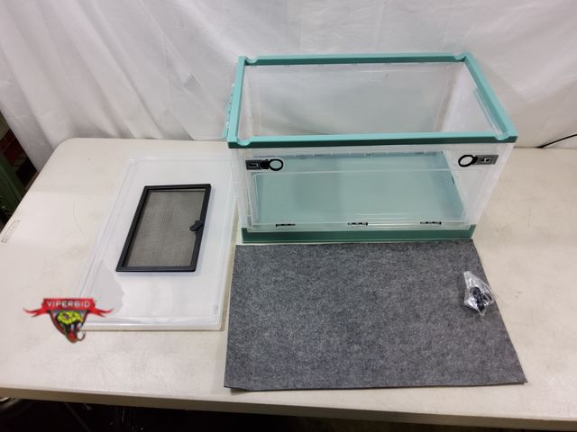 Lot 7-131043 - Large Reptile/Snake Tank. (21-12"W x 12-5/8"D x 12-3/8"T)