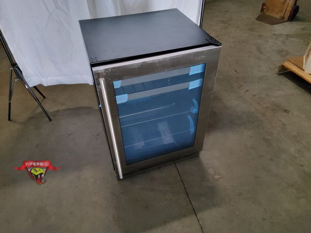 Lot 7-131916 - U-Line UHBV124-SG01A-YY is a premium 24-inch undercounter beverage center. It features a 5.5 cubic f...