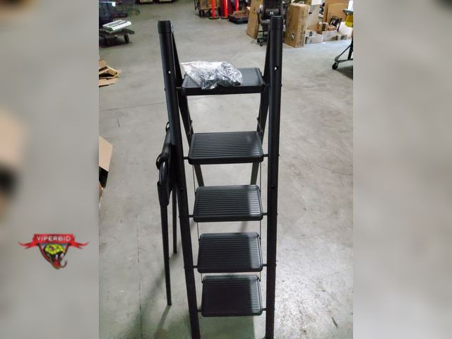 Lot 7-123323 - Folding 5-Step ladder with handlegrip. 46-1/4" Steps.