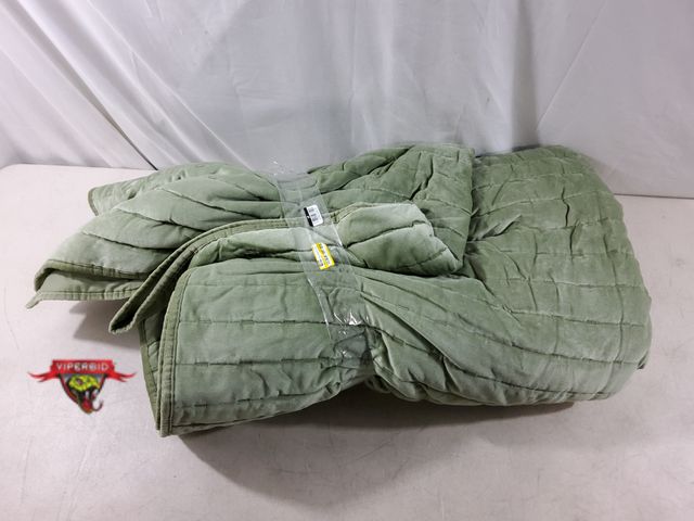 Lot 7-135606 - Retail value $109! King Channel Stitch Velvet Quilt.
