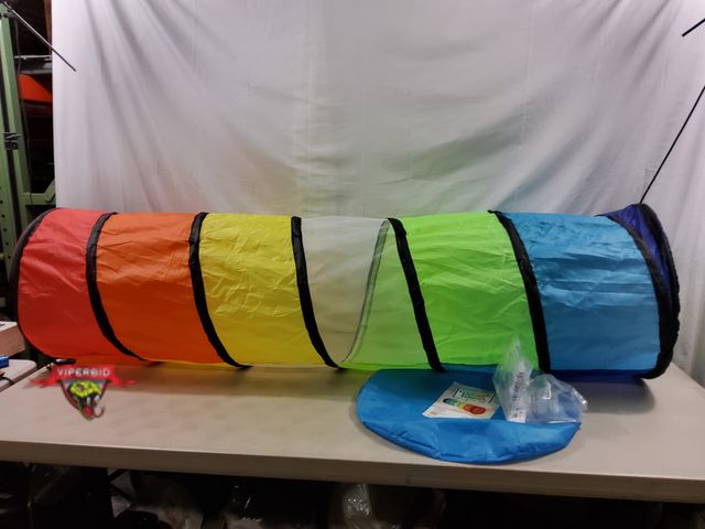 Lot 7-130512 - 5-1/2 ft. Kids pop up play tunnel with storage bag.