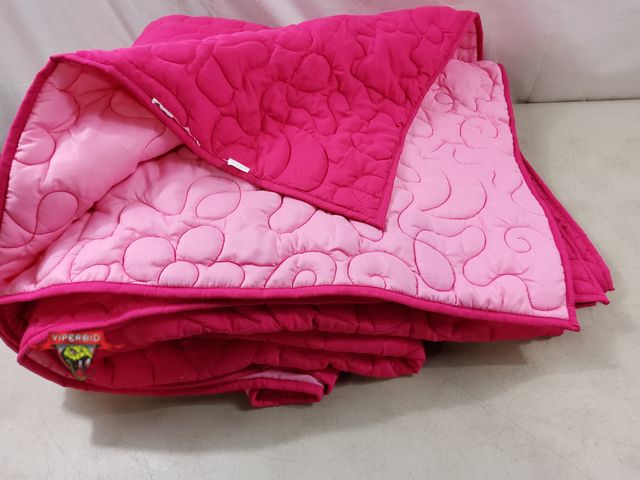Lot 7-131888 - Pink reversible comforter. 88" X 92"