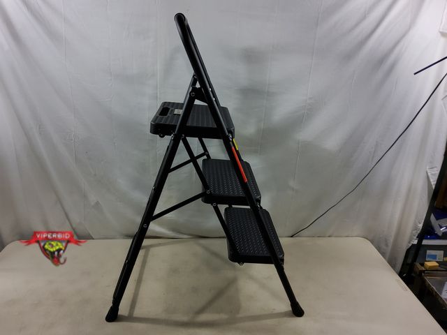 Lot 7-131345 - Bontec Step ladder. 3-step. Step height -28-1/2".