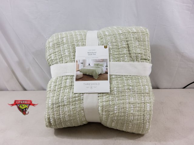 Lot 7-134100 - Matelasse full / queen quilt set. Includes quilt &amp; 2 shams.
