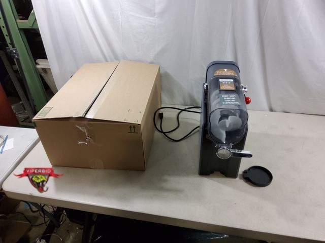 Lot 7-134933 - Used. Syintao Slushie Machine. Tested to power on.