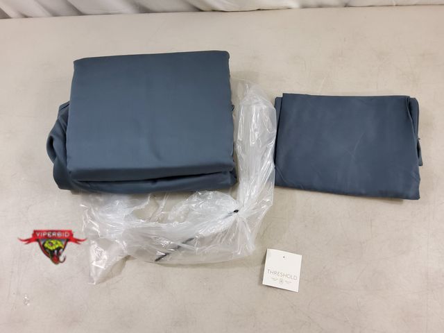Lot 7-131615 - Threshold duvet (108" X 94") and (2) King shams (20" X 36").