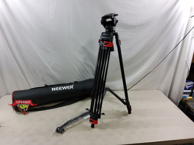 Lot 7-133394 - Neewer 74" Video Tripod with Fluid Head and storage bag. Model TP37.