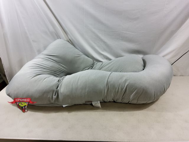 Lot 7-133348 - Momcozy body pillow.