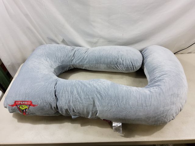 Lot 7-130347 - Momcozy body pillow.