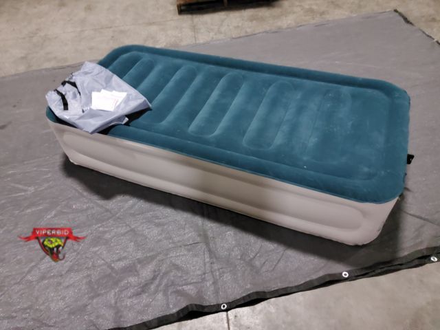 Lot 7-135779 - Vosser twin size inflatable air mattress with built-in pump. 15"H.