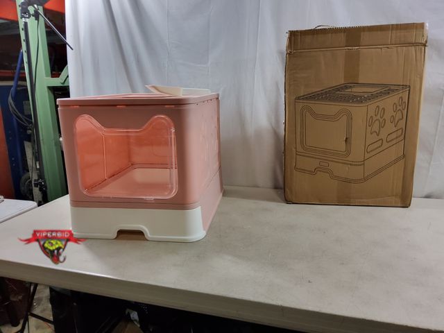 Lot 7-135593 - Plastic litter box with scoop. 15" X 19" X 15-1/2"H. Looks to be lightly used.
