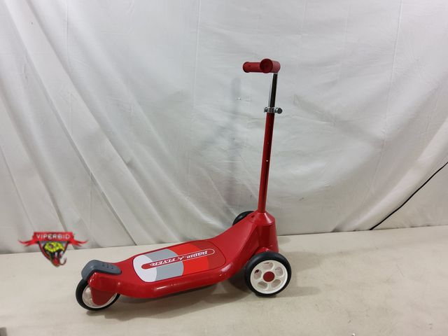 Lot 7-132804 - Radio Flyer grow with me beginner scooter. 2+ years. Model 528.