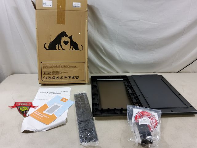 Lot 7-133167 - Petcoming plastic pet door for pets up to 45 lb. Size: Medium.