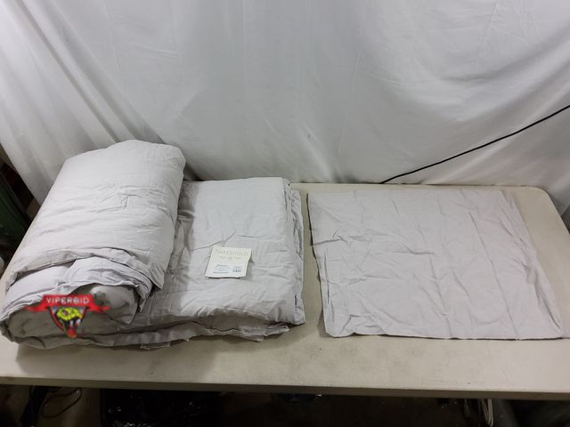 Lot 7-134200 - Comforter set. Twin XL. Comforter is 68" X 92" and sham is 20"X 26".